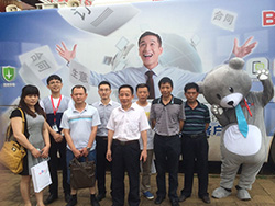 度熊出現(xiàn)在常德遭圍觀，百度體驗(yàn)車下鄉(xiāng)根本停不下來!