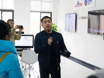 長(zhǎng)沙金霞經(jīng)開區(qū)非公企業(yè)黨組織書記一行人觀摩交流競(jìng)網(wǎng)黨建工作